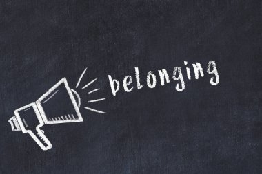 Hoparlörün tebeşir çizimi ve ait olduğu yazıt