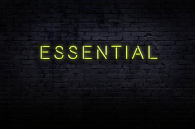 Neon işareti. Kelime tuğla duvara karşı esastır. Gece görünümü