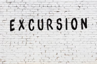 Üzerinde siyah boya yazıları olan beyaz duvar.