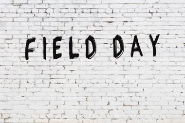 Beyaz tuğla duvara yazı yazma günü