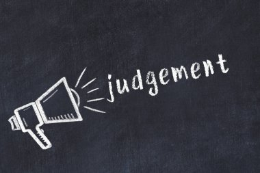 Tebeşir hoparlörü ve kara karatahtadaki yazı yargısı