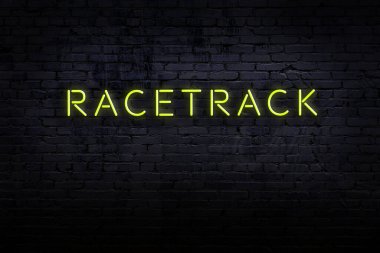 Duvardaki yazıtlı neon levhanın gece görüşü