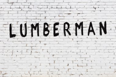 Üzerinde siyah boyalı keresteci yazan beyaz duvar.