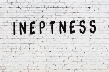 Üzerinde siyah boya yazıtları olan beyaz duvar.