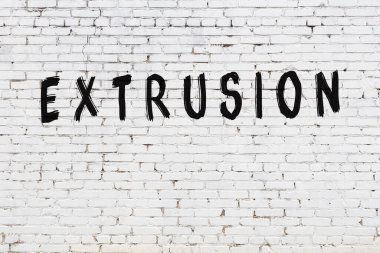 Beyaz tuğla duvara kazınmış yazı.