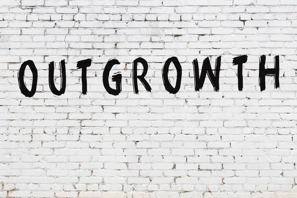 Parede branca com pintura preta inscrição outgrowth sobre ele — Fotografia de Stock