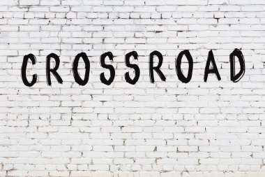 Beyaz tuğla duvara kazınmış bir kavşak.