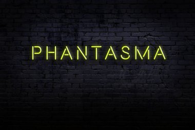 Neon işareti. Duvara karşı hayali sözler. Gece görünümü