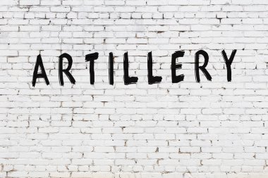 Beyaz tuğla duvara kazınmış ağır silahlar.