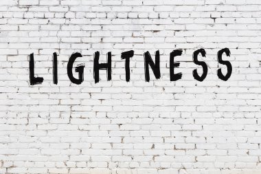 Beyaz tuğla duvara yazıt hafifliği