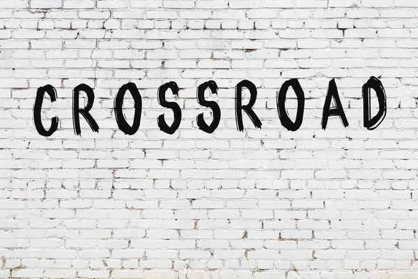 Beyaz tuğla duvara kazınmış bir kavşak.