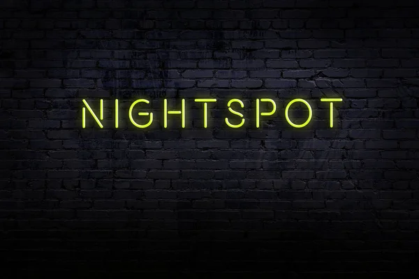 Éjszakai kilátás neon jel téglafalon felirat éjszakai helyszínen — Stock Fotó