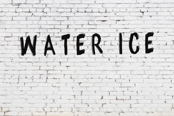 Biała ściana z czarnym napisem woda lód na nim — Zdjęcie stockowe