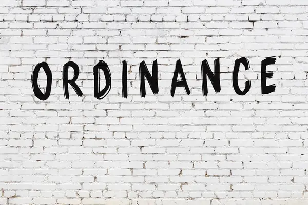 Beyaz tuğla duvara yazı yazma yönetmeliği