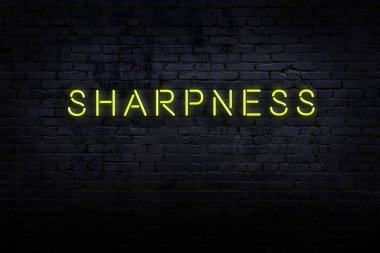 Neon işareti. Kelime keskinliği, tuğla duvara karşı. Gece görünümü