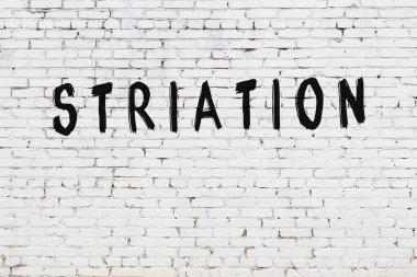 Üzerinde siyah boya izi olan beyaz bir duvar.