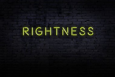 Tuğla duvardaki neon levhanın gece görüşü ve yazı doğruluğu