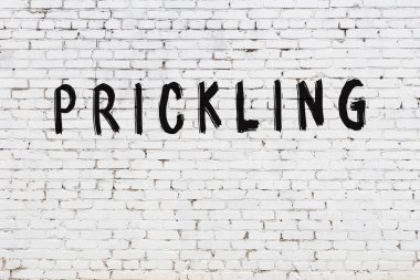 Üzerinde siyah boya olan beyaz duvar dikenli.