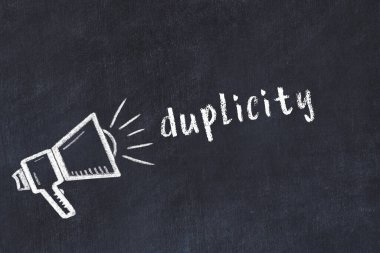 Kara karatahtaya tebeşir hoparlörü ve yazı ikilemi