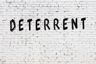 Beyaz tuğla duvara kazınmış yazıt caydırıcı