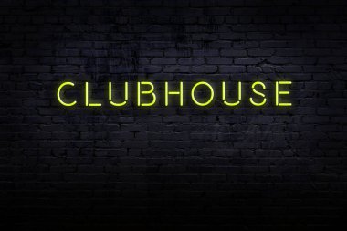 Neon işareti. Kelime kulüp binasına karşı tuğla duvar. Gece görünümü
