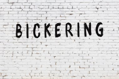 Üzerinde siyah boya olan beyaz duvar didişiyor.