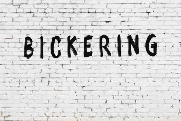 Üzerinde siyah boya olan beyaz duvar didişiyor.