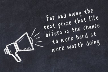 Siyah masaya hoparlör ve motivasyonel alıntının tebeşir çizimi