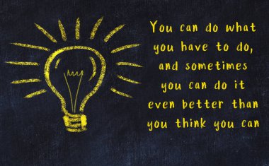 Ampul çizimi ve akıllı alıntıyla siyah karatahta