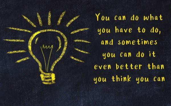 Ampul çizimi ve akıllı alıntıyla siyah karatahta