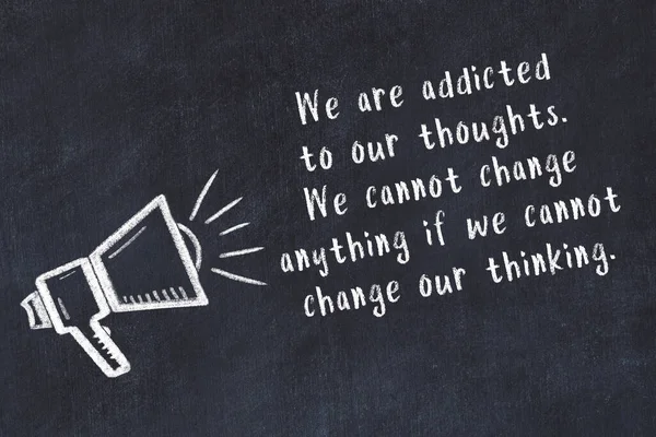 Tebeşir hoparlörü ve siyah masada akıllıca bir alıntı.