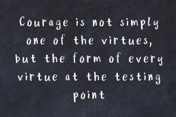 Üzerinde bilge yazılar olan siyah karatahta.