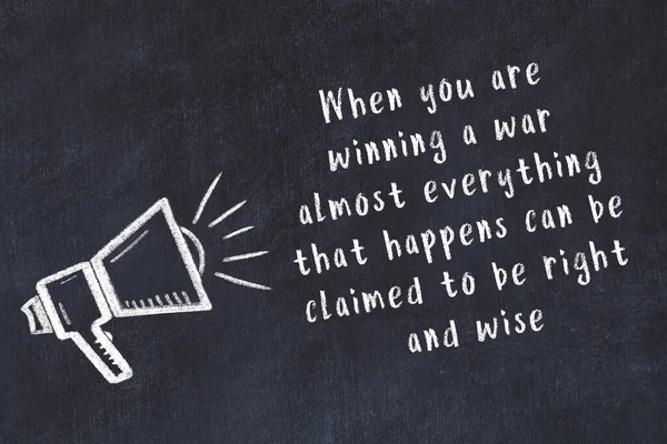 Siyah masaya hoparlör ve motivasyonel alıntının tebeşir çizimi