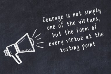 Siyah masaya hoparlör ve motivasyonel alıntının tebeşir çizimi