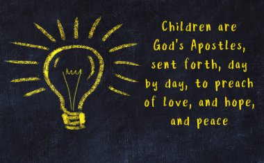 Ampul çizimi ve akıllı alıntıyla siyah karatahta