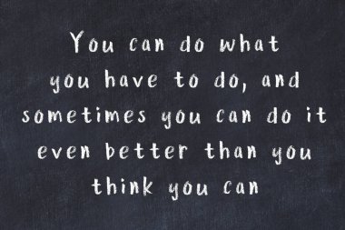 Siyah masadaki akıllı alıntıların tebeşiri.