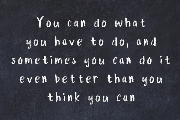 Siyah masadaki akıllı alıntıların tebeşiri.