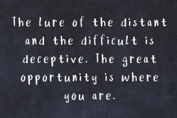 Siyah masadaki akıllı alıntıların tebeşiri.