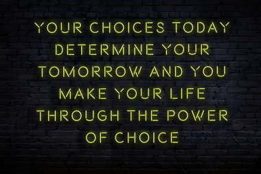 Zekice ve motive edici bir alıntı. Tuğla duvarda neon işareti