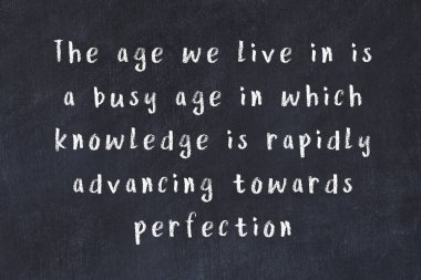 Siyah karatahtaya Tebeşir Bilgisi Yazısı