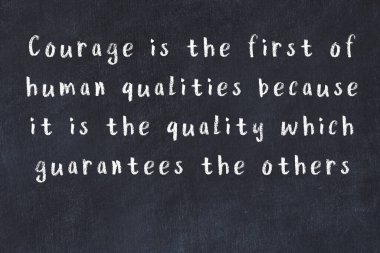 Siyah karatahtaya Tebeşir Bilgisi Yazısı