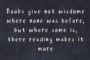 Siyah masadaki akıllı alıntıların tebeşiri.