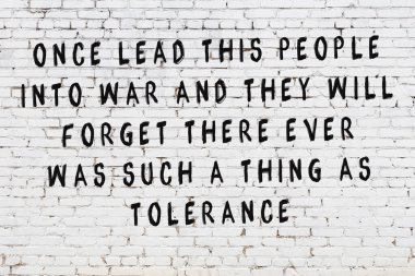 Bilgece alıntıların yazılı olduğu siyah boyanmış beyaz tuğla duvar