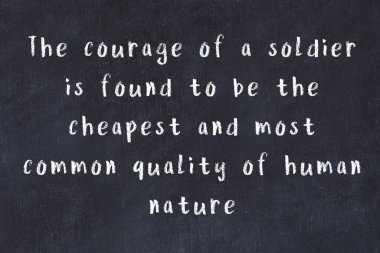 Üzerinde bilge yazılar olan siyah karatahta.