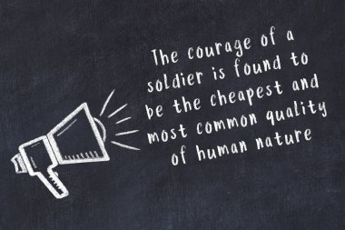 Tebeşir hoparlörü ve siyah masada akıllıca bir alıntı.