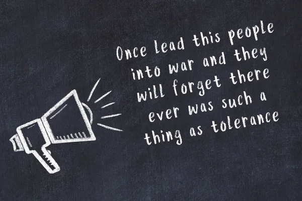 Siyah masaya hoparlör ve motivasyonel alıntının tebeşir çizimi