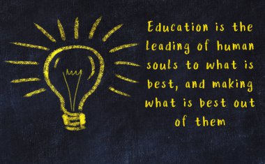 Ampul çizimi ve akıllı alıntıyla siyah karatahta