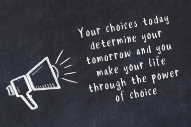 Tebeşir hoparlörü ve siyah masada akıllıca bir alıntı.