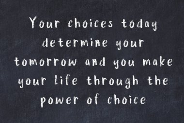 Siyah masadaki akıllı alıntıların tebeşiri.