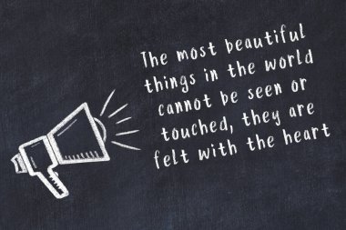 Siyah masaya hoparlör ve motivasyonel alıntının tebeşir çizimi